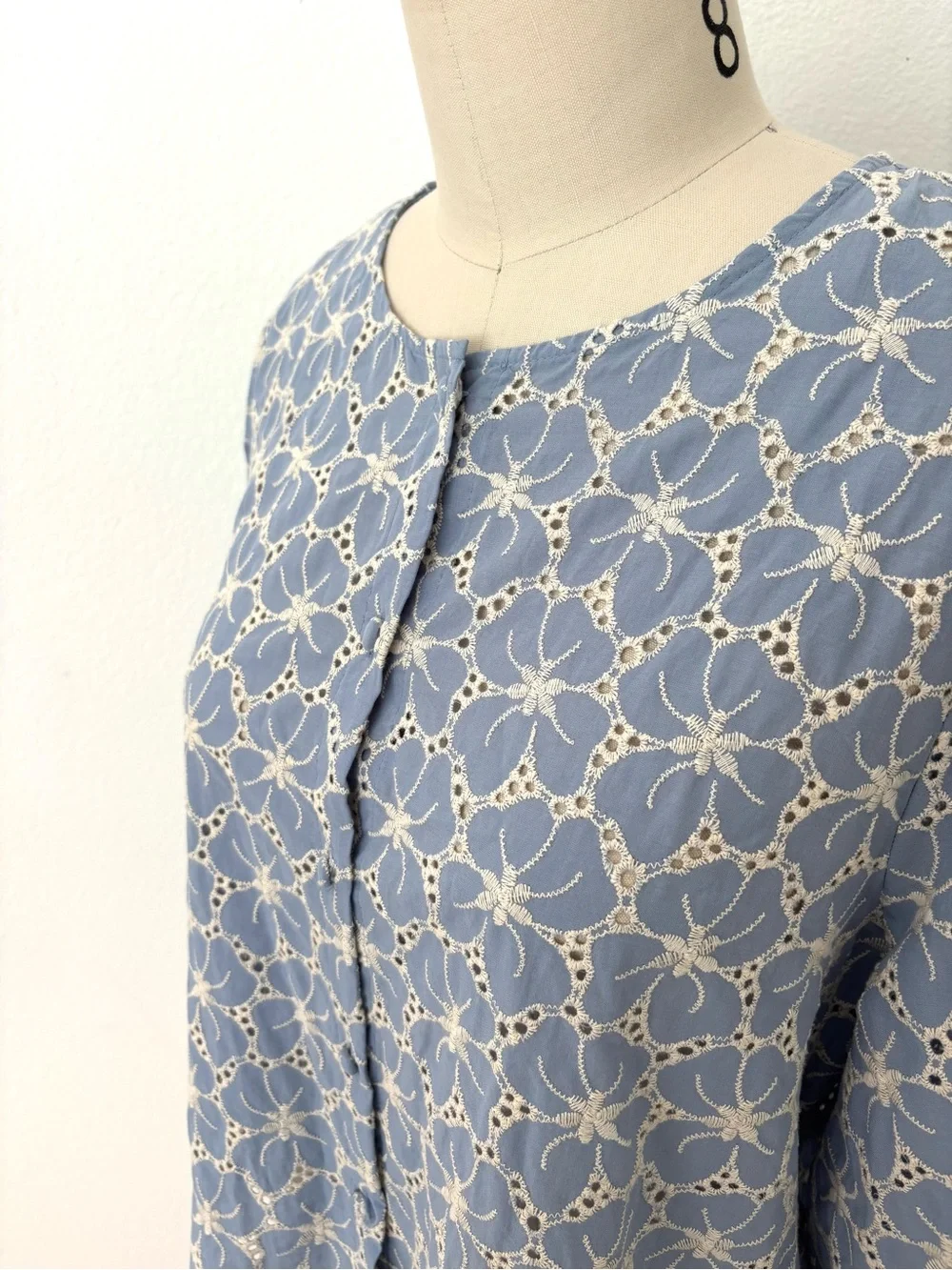 Zara Floral Eyelet Embroidered Scalloped Crop Blouse NWT Blue & Cream Cotton XL